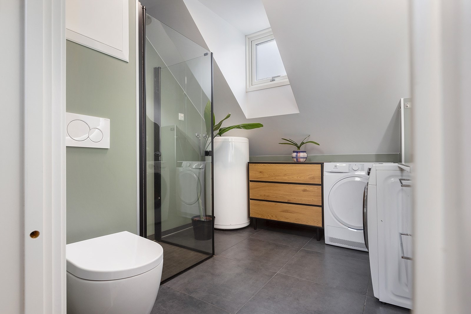 Badet er meget pent pusset opp - Loftsetasje Galleribilde