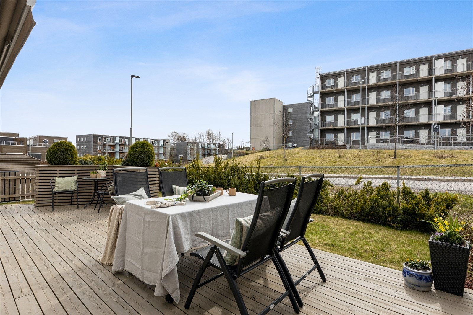 Den sørvendte terrasseplattingen er en solrik og usjenert uteplass med god plass til utemøbler. Galleribilde