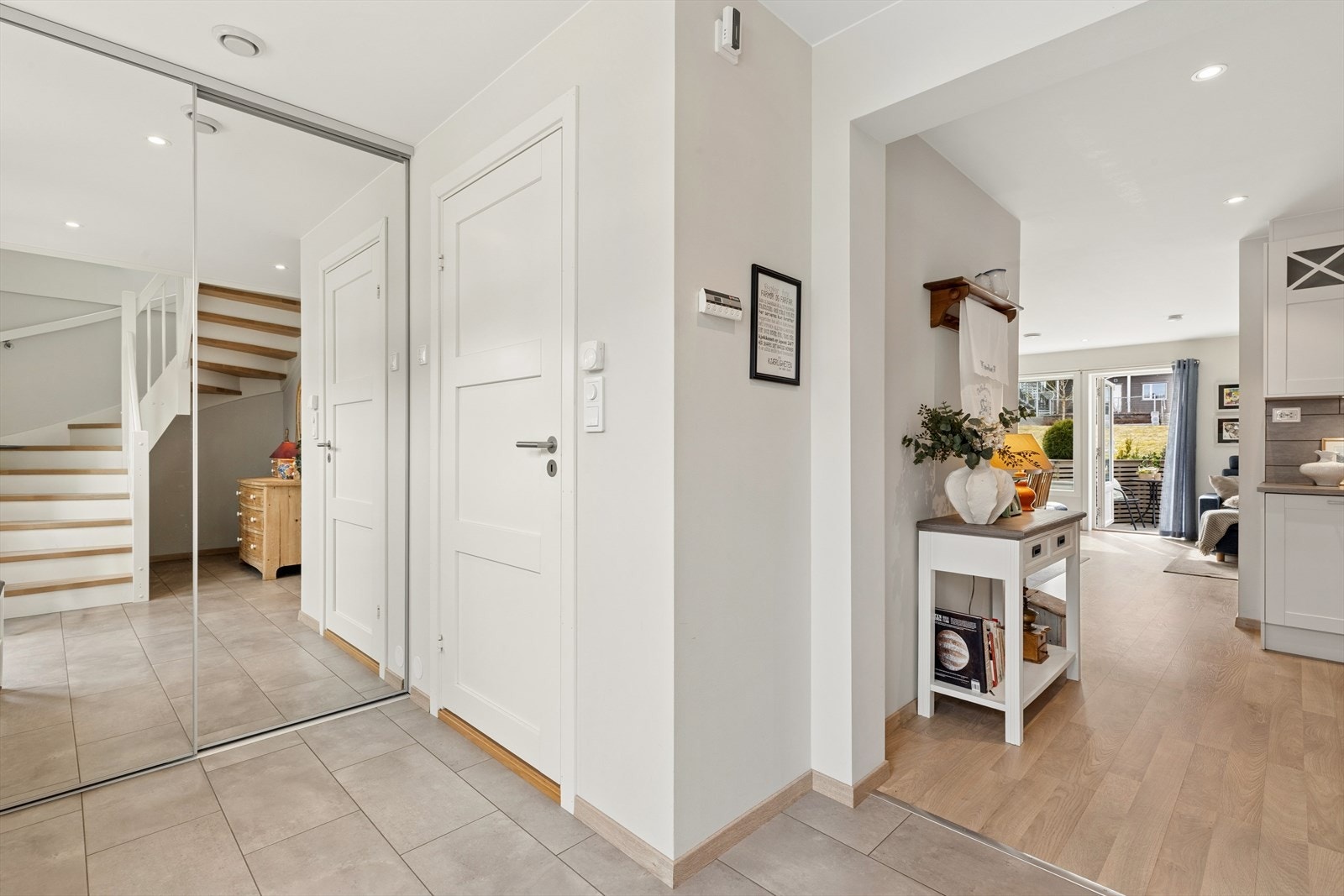 Fra hallen er det enkel tilgang til badet i første etasje og videre inn til den åpne stue- og kjøkkenløsningen. Galleribilde