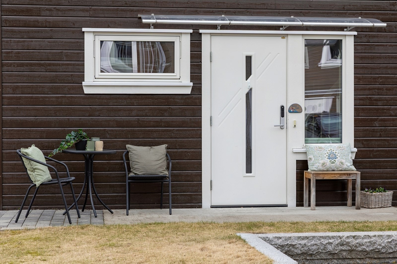 Egen inngang og asfaltert gårdsplass. Den integrerte garasjen på 18 m² har installert elbil-lader. Galleribilde