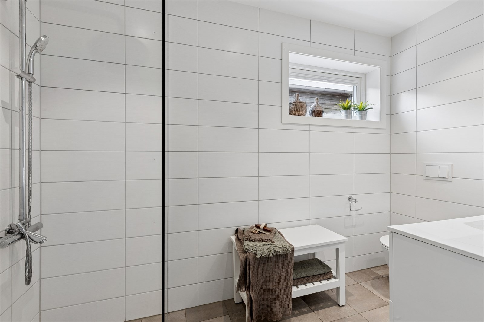 Et praktisk bad, strategisk plassert ved inngangspartiet. Galleribilde