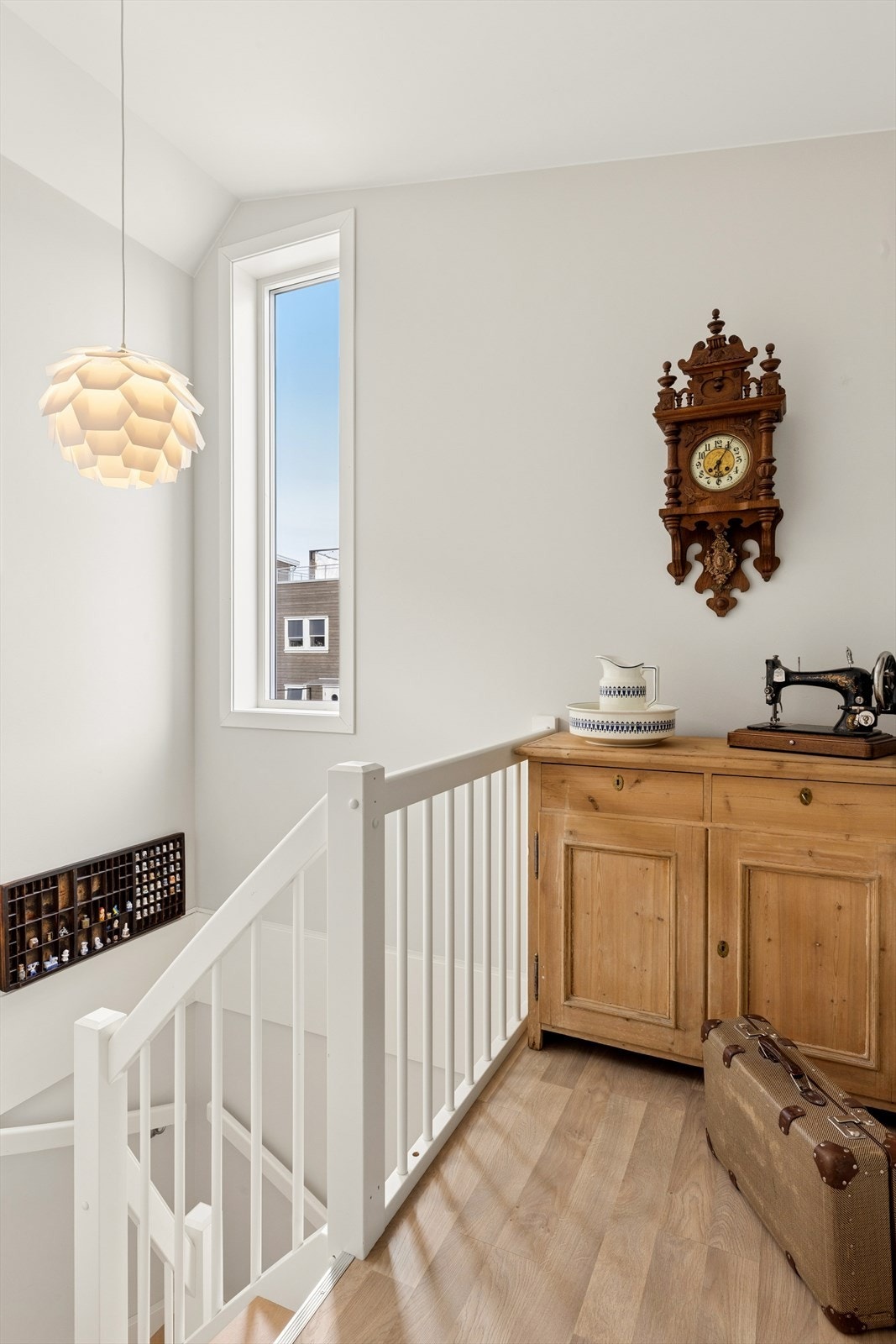 I andre etasje er det en lys og møblerbar gang som leder til soverommene, badet og den vestvendte terrassen. Galleribilde