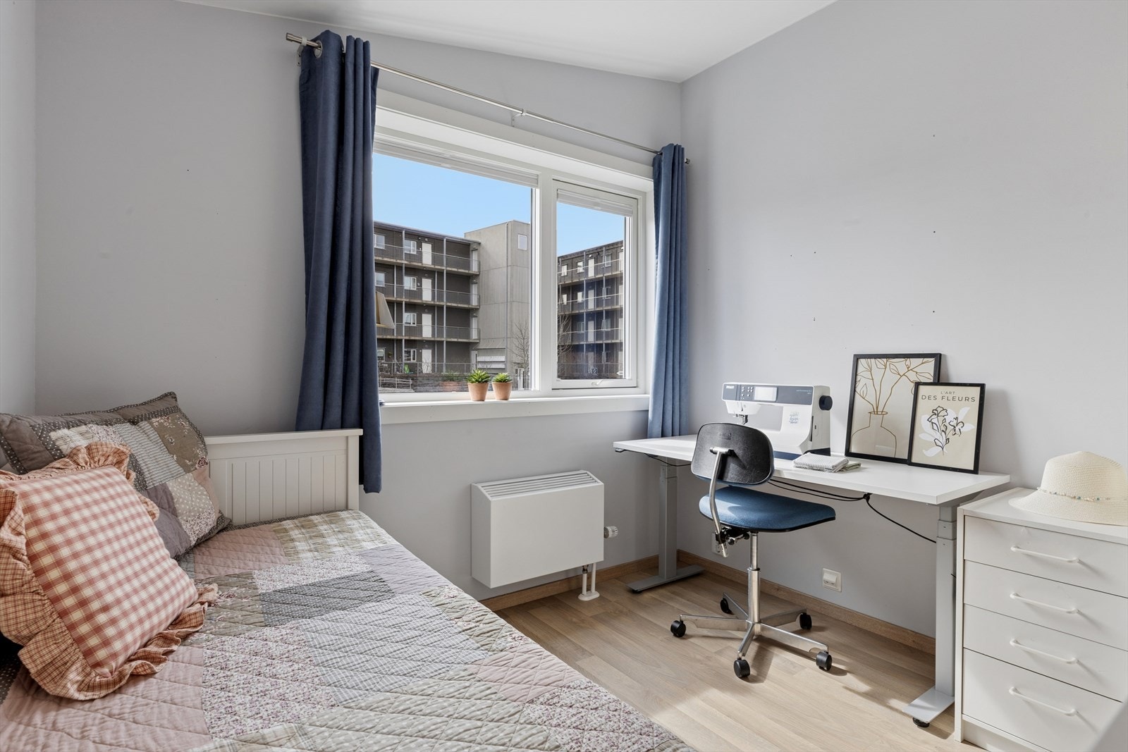Alle soverommene har 3-lags isolerglass i vinduene, som bidrar til god lyd- og varmeisolasjon. Galleribilde