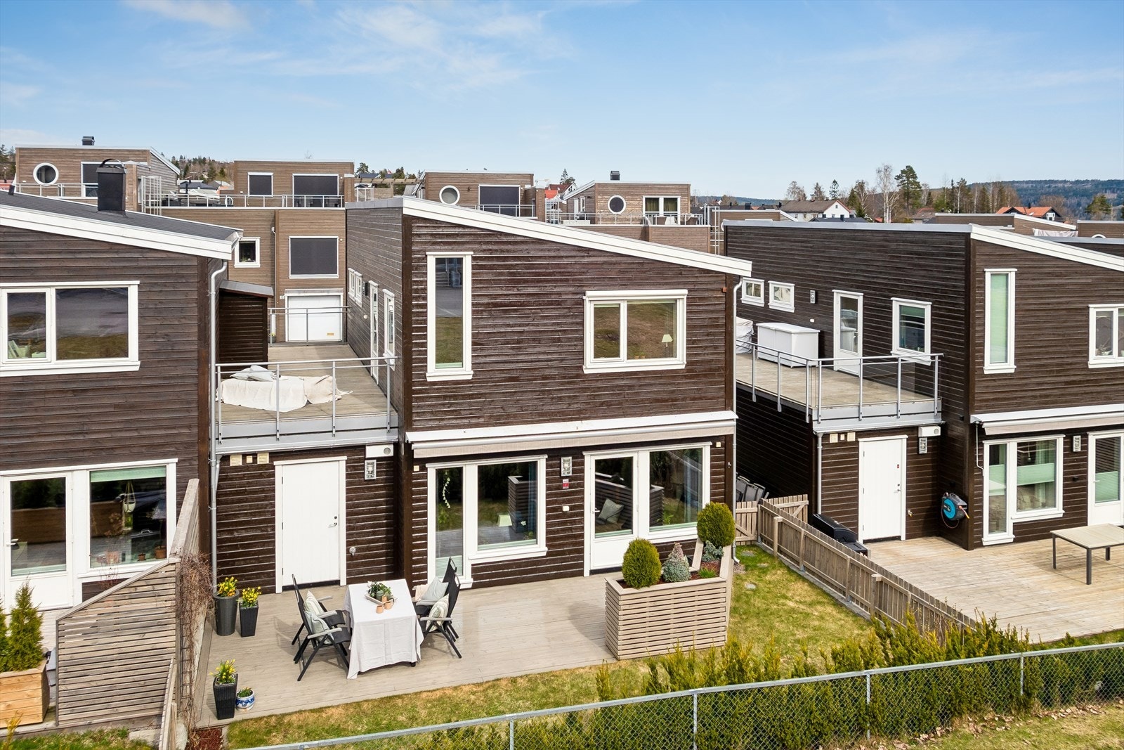Velkommen til Kruttbuveien 3! Et moderne og familievennlig kjedet enebolig fra 2017 i det etablerte boligområdet Kruttverket. Galleribilde