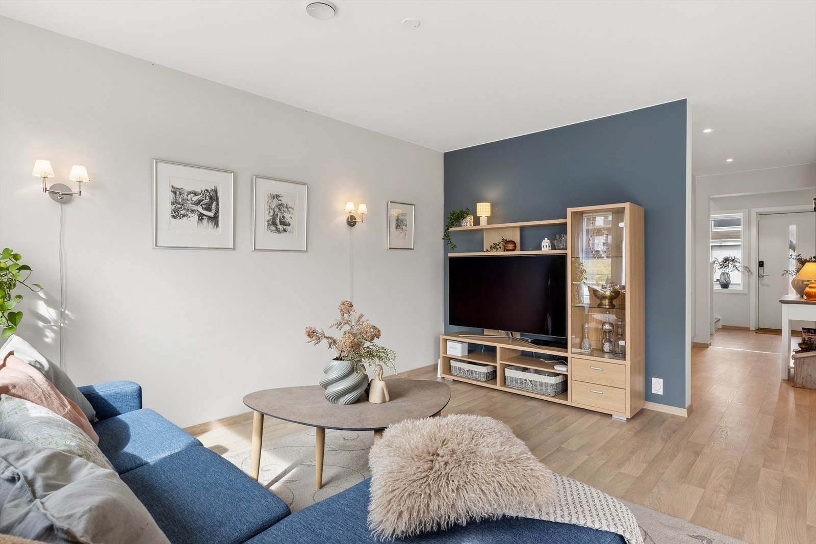 Stuedelen er lun og hyggelig, med god plass til en romslig sofagruppe. Galleribilde