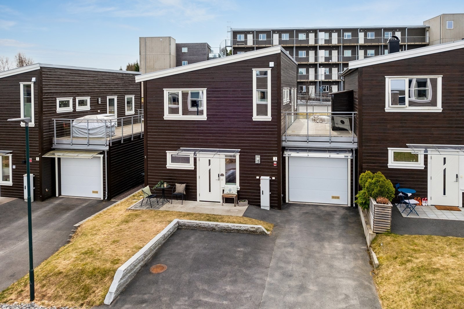 Takterrasse som ligger over garasjen med utgang fra 2.etasje. Boligen er utstyrt med energieffektiv bergvarme og vannbåren varme, som sikrer lave driftskostnader og jevn komfort gjennom hele året. Galleribilde
