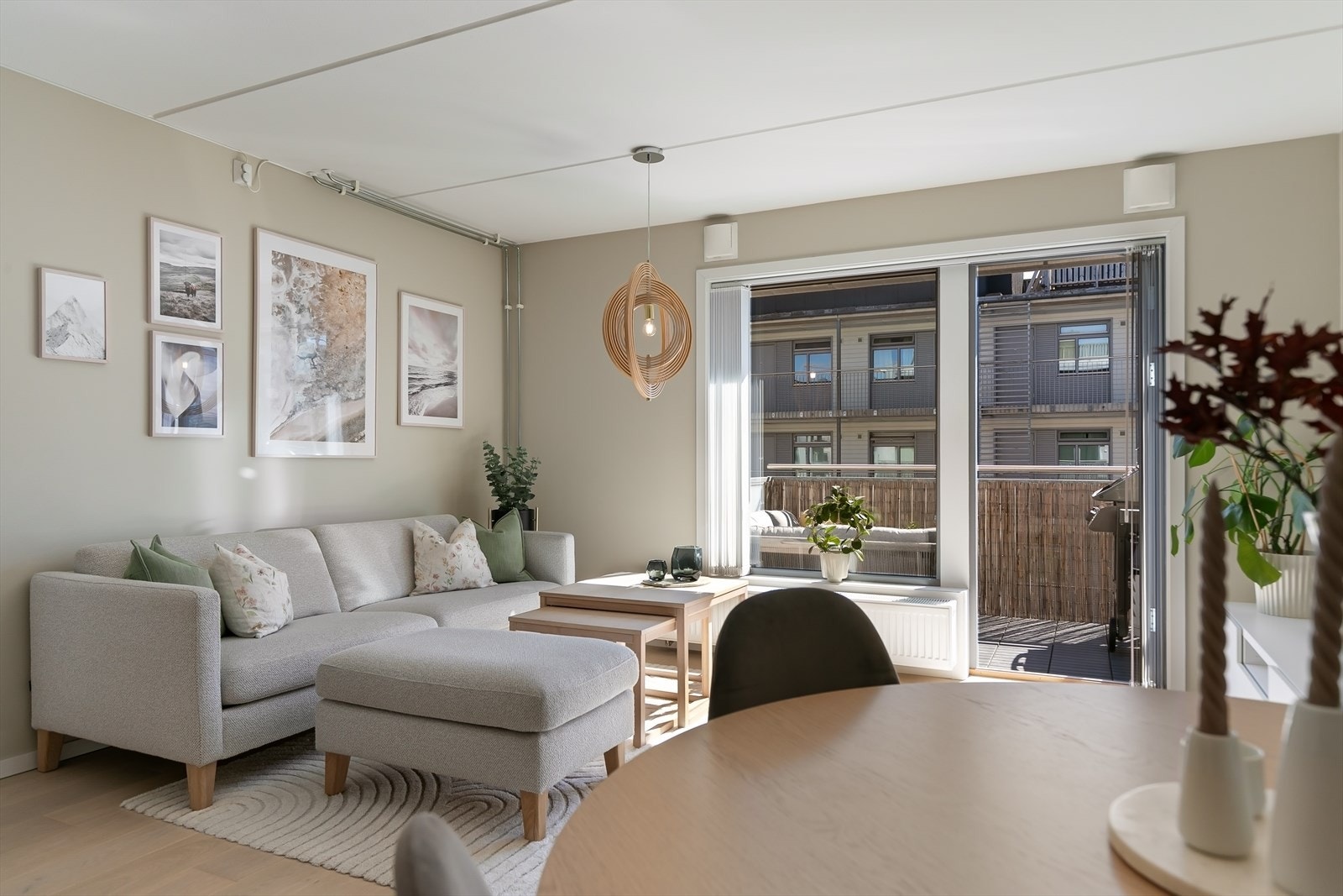 Leiligheten har plass til både sofagruppe og spisebord. Galleribilde