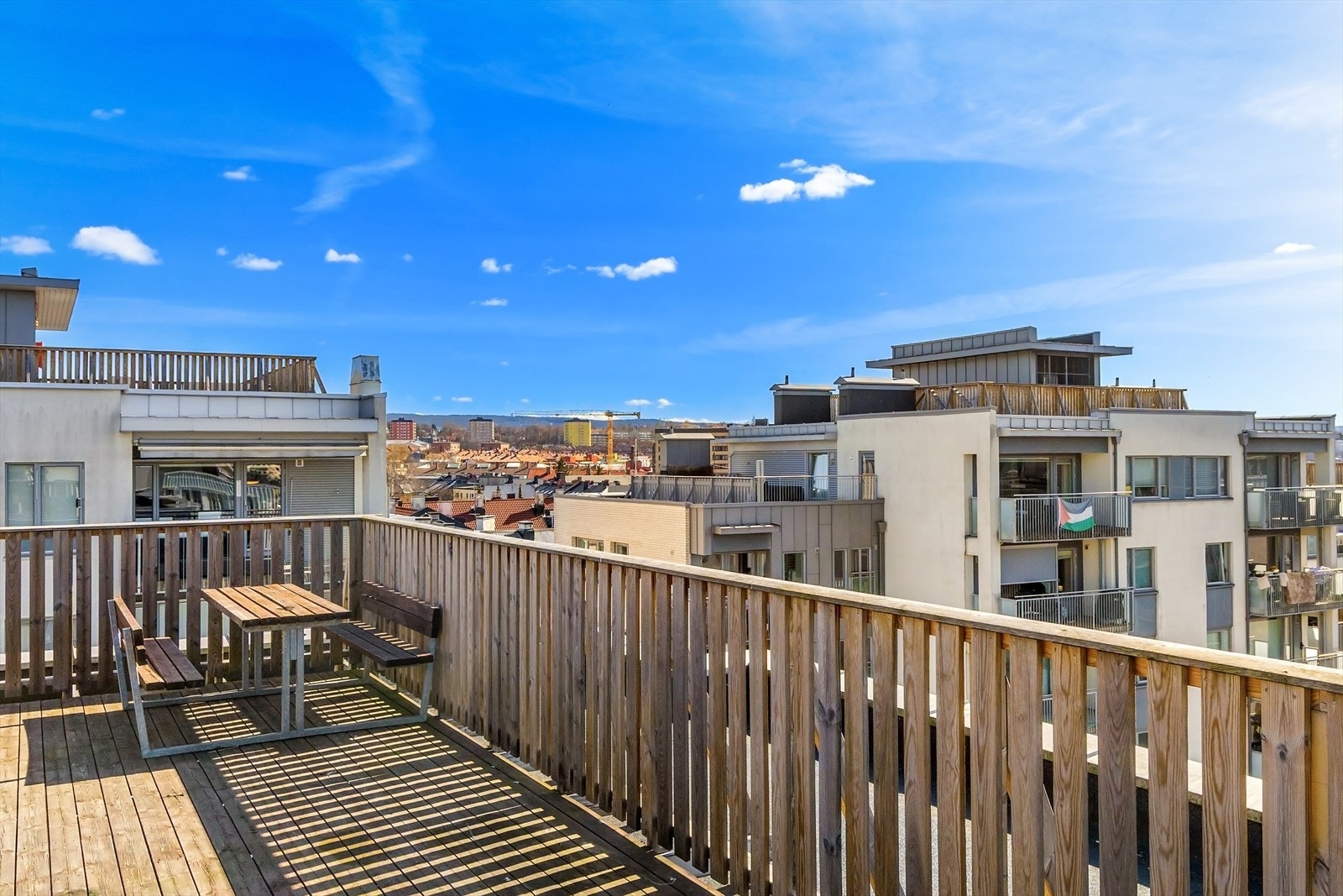 Fra takterrassene har du utsikt over byen og mot fjorden. Galleribilde
