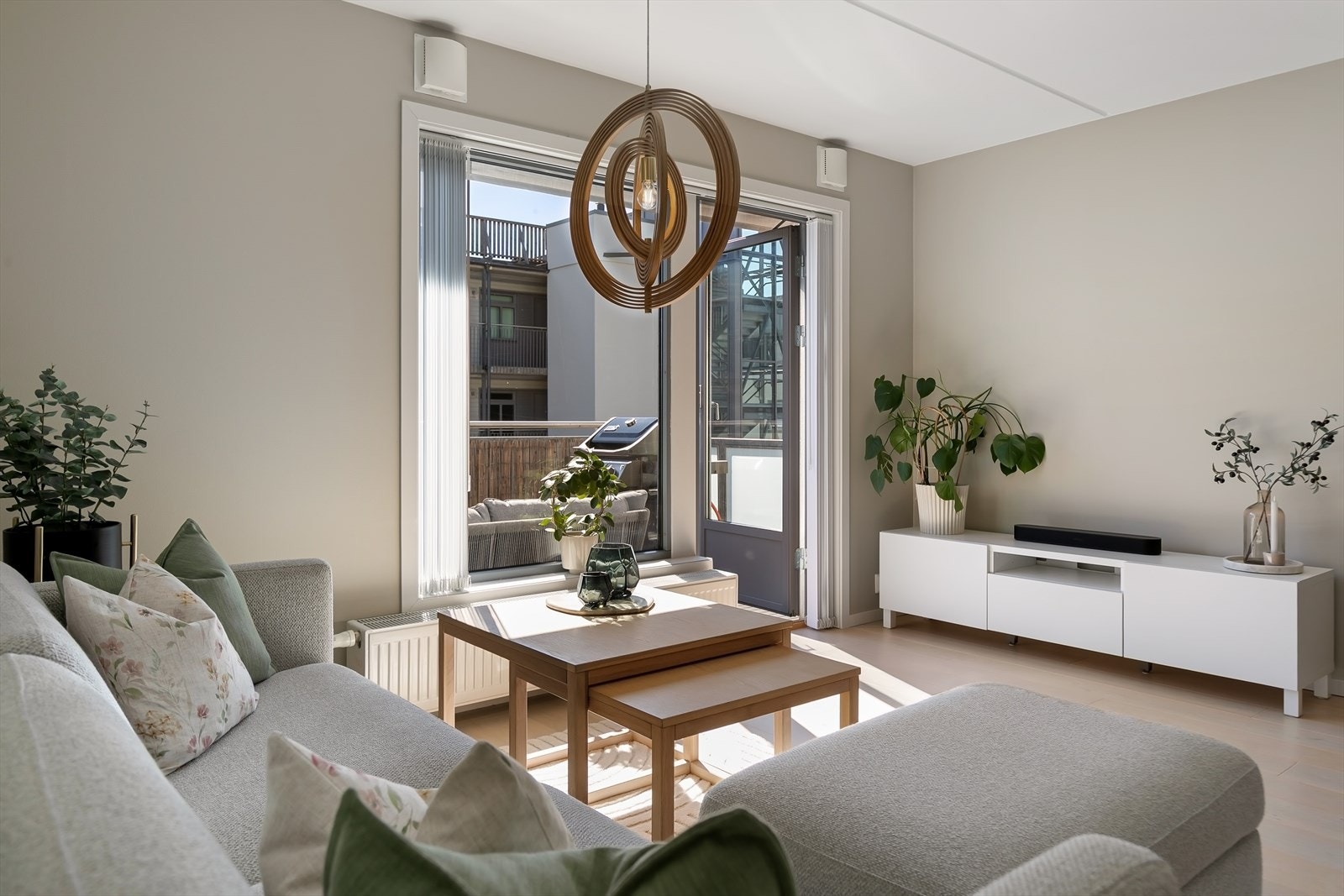 Leiligheten har store vindusflater som gir mye lys og en god atmosfære i leiligheten. Galleribilde