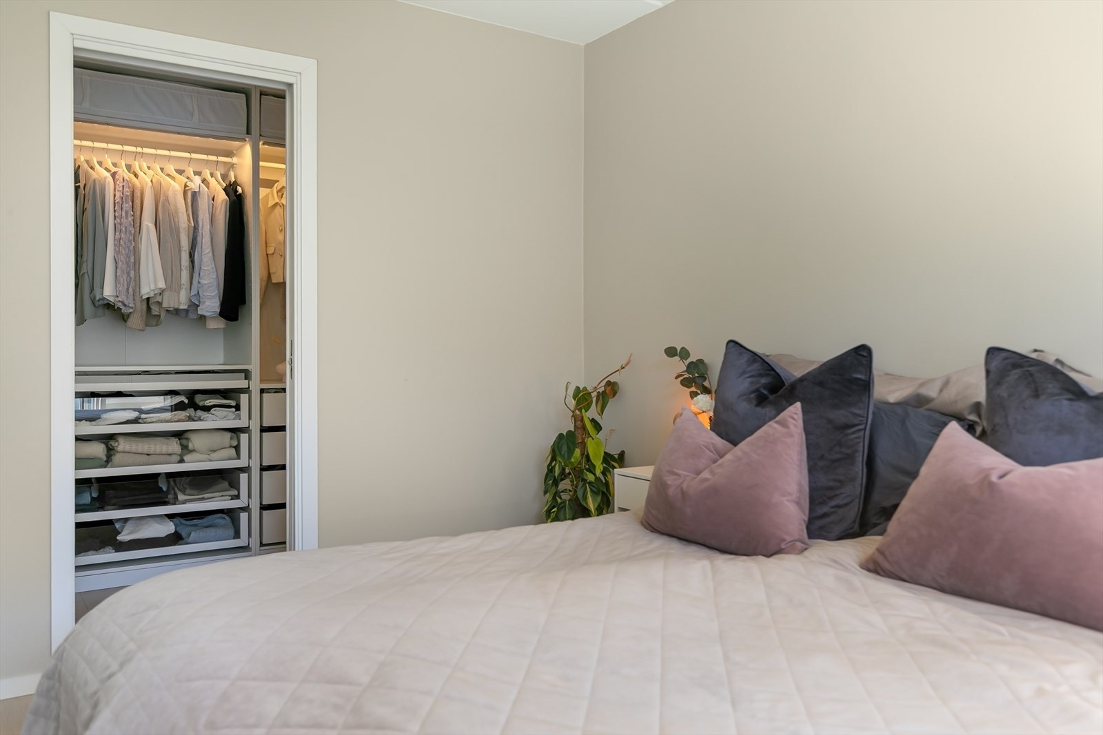I bakkant av rommet har du praktisk garderobe. Galleribilde