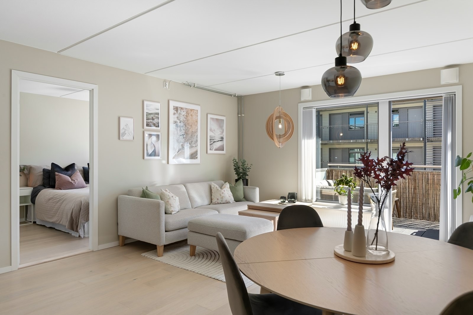 Leiligheten fremstår tidsriktig og moderne i delikate fargevalg og med parkett på gulv. Galleribilde