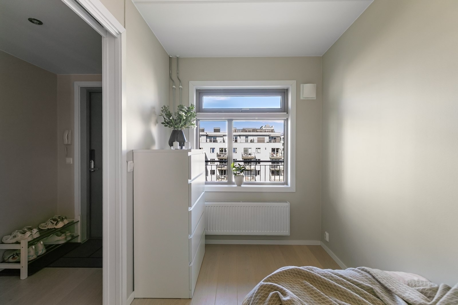 Rommet har plass til seng, skrivebord og kommode. Det er også mulig å sette inn skap. Galleribilde