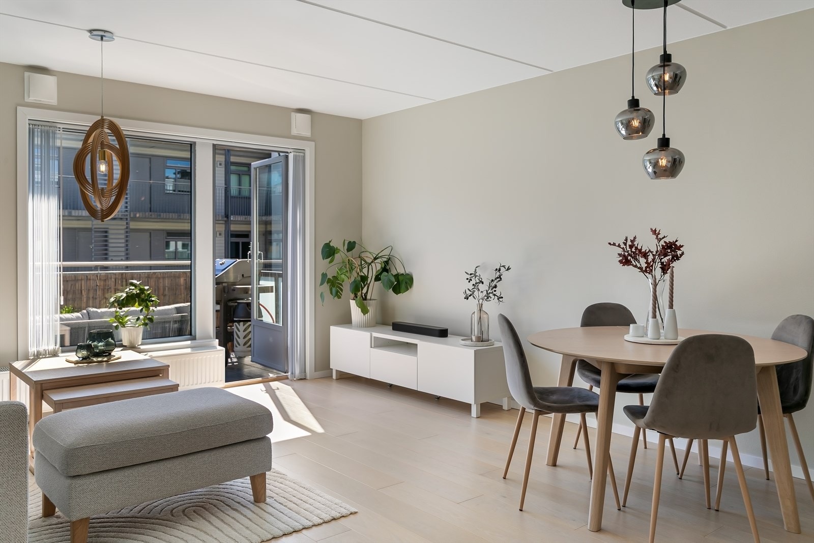 Leiligheten har radiatorer med forsyning av varmtvann fra fjernvarmeanlegg. Galleribilde