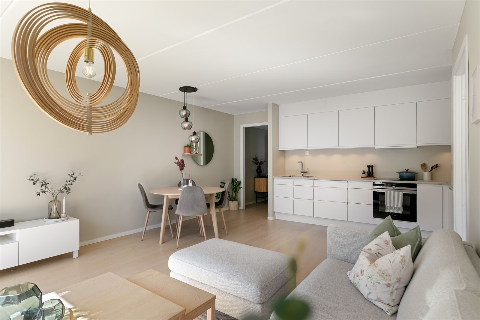 Leiligheten har en lys og romslig stue med plass til flere soner. Galleribilde