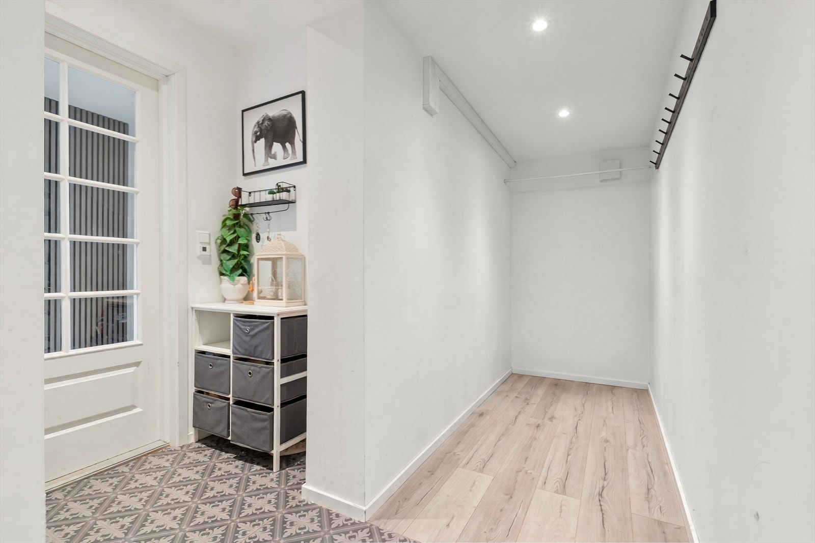 Velkommen inn til en romslig og praktisk entré med god plass til oppbevaring og gjennomgående lyse flater. Galleribilde