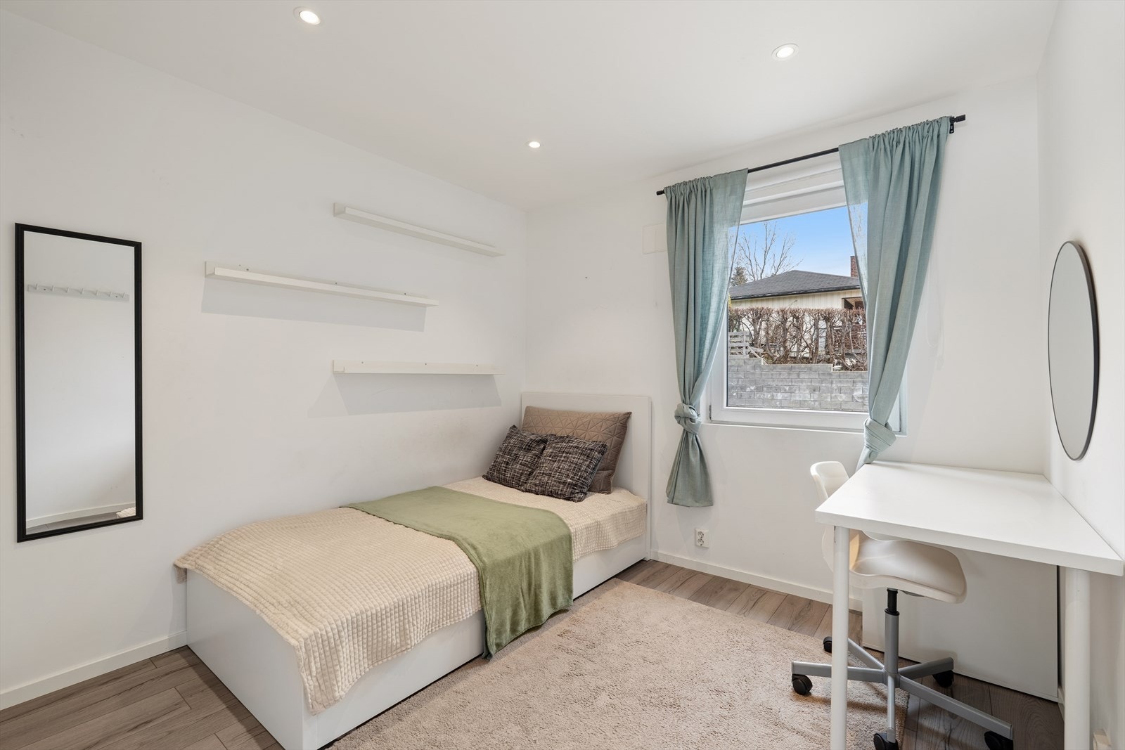 Lyst og praktisk soverom med god plass til seng, skrivebord og oppbevaring. Galleribilde