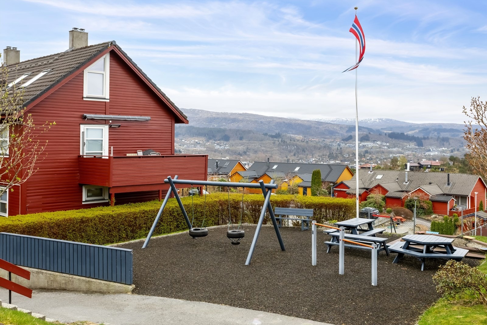 Lekeplass rett i nærheten. Galleribilde