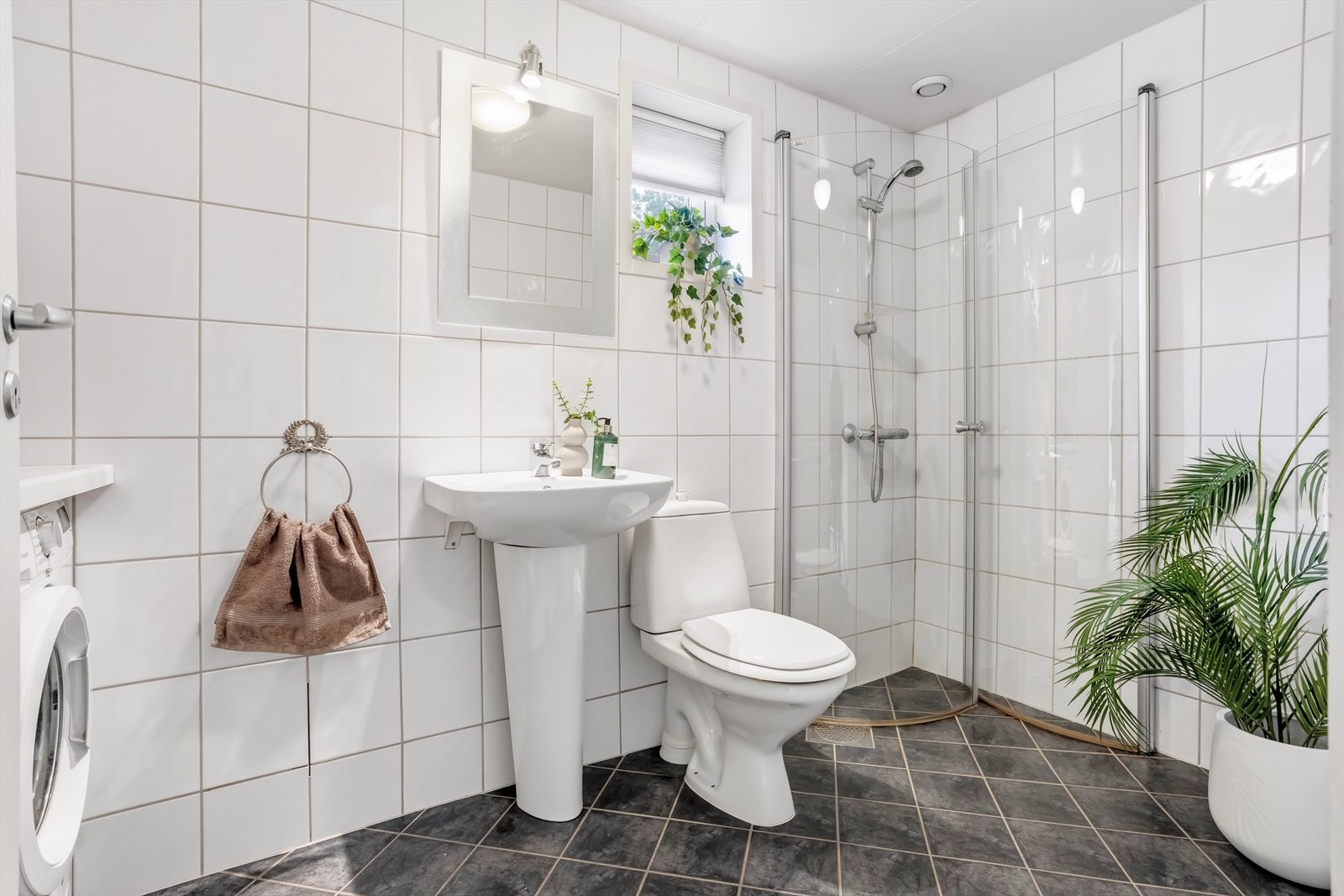 Romslig bad med fliser på gulv og vegger. Galleribilde