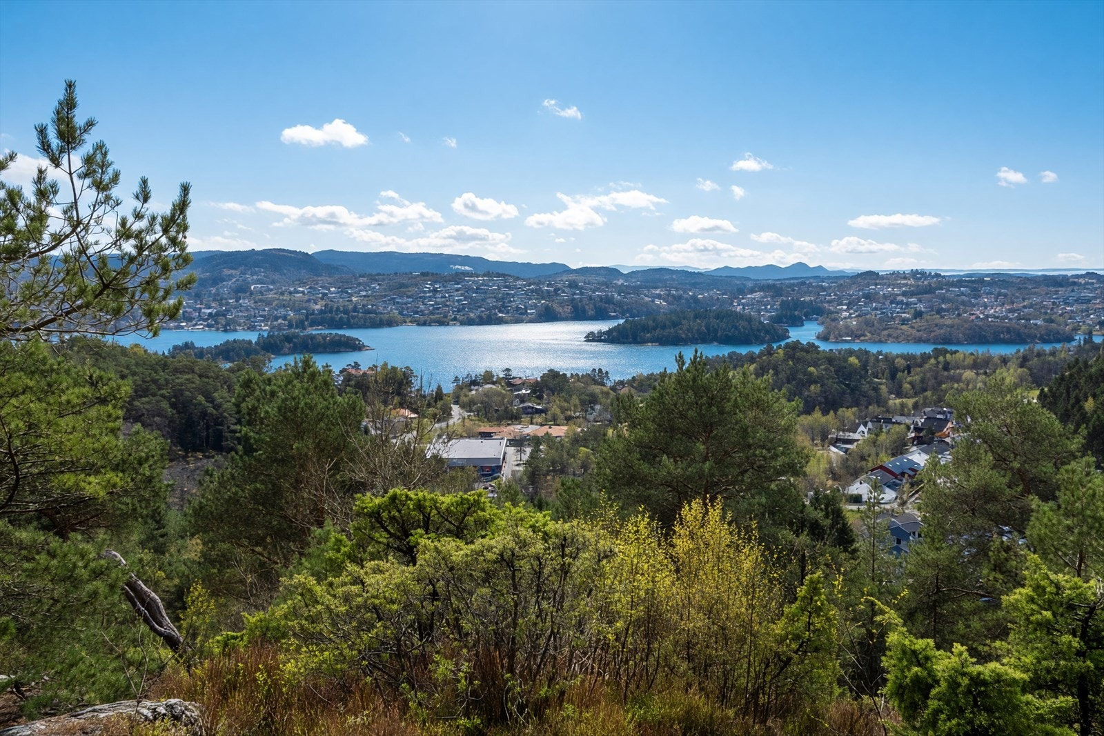 Du kan se rett på Nordåsvannet og Marmorøyen. Galleribilde