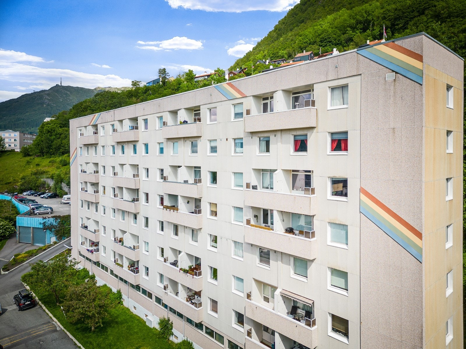 Brl har et nyoppusset treningsrom som disponeres gratis av beboerne. Alternativ er Mova på andre side av gaten. Det er også god parkeringsdekning i laget. (Det må søkes styret om p-plass) Galleribilde