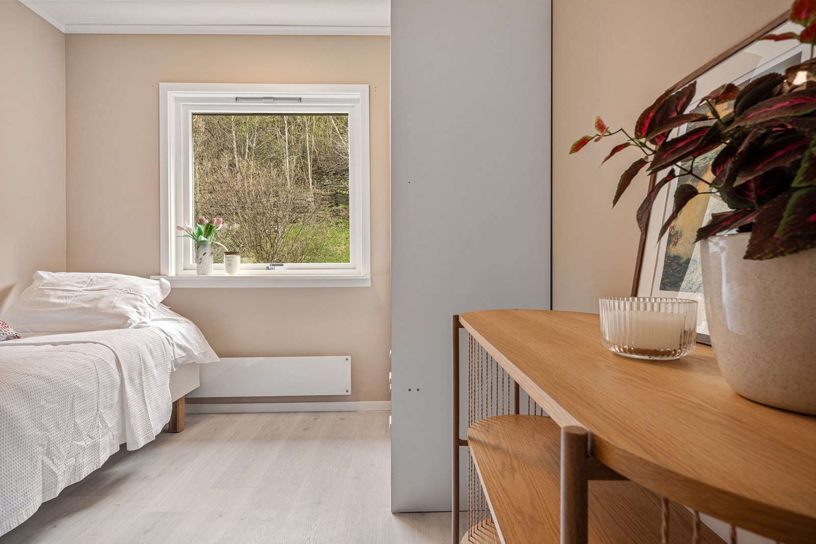 Rommet ligger skjermet fra oppholdsrommene og passer også godt for deg som jobber turnus og trenger ro til hvile. Galleribilde