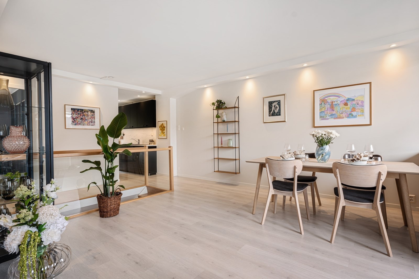 Rommene har flere stilfulle detaljer, blant annet nedfelte downlights. Galleribilde