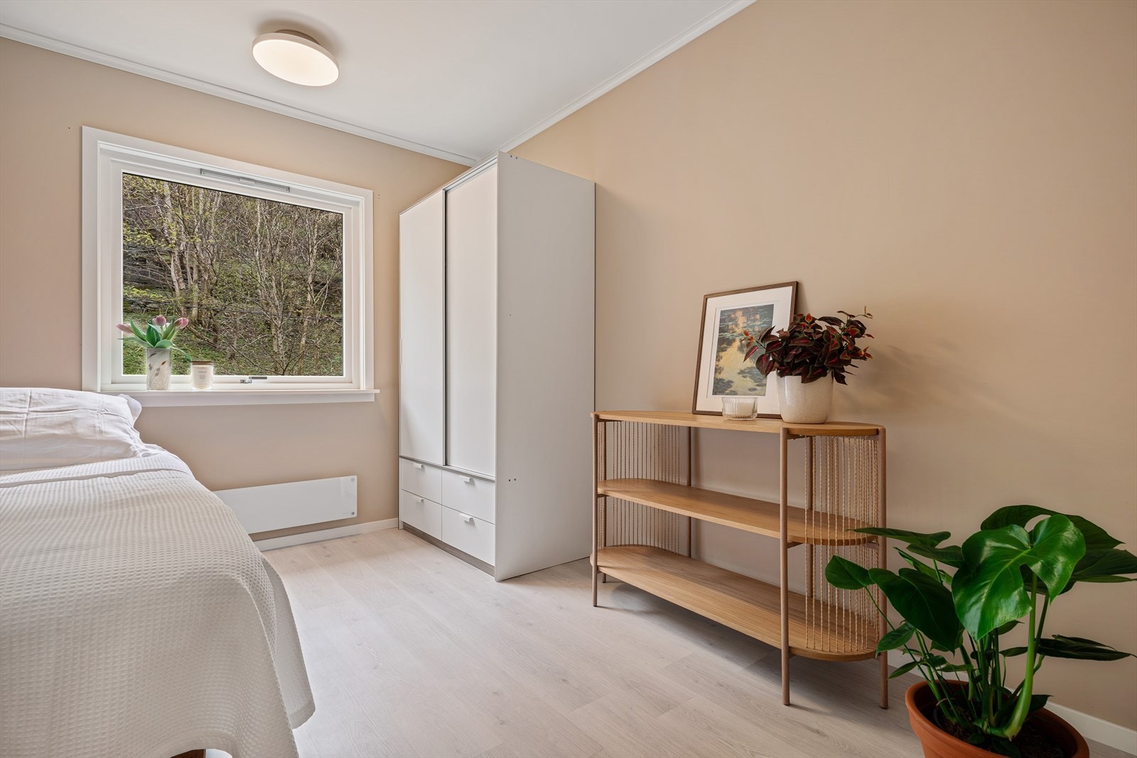 Rom nummer 2 er et fleksibelt rom som passer perfekt som barnerom, gjesterom eller kontor. Galleribilde