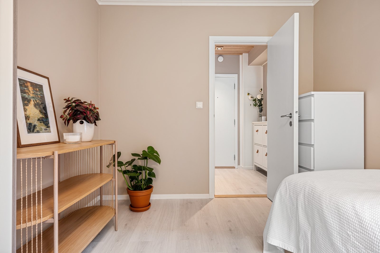Også dette rommet har god plass til garderobeløsing. Galleribilde