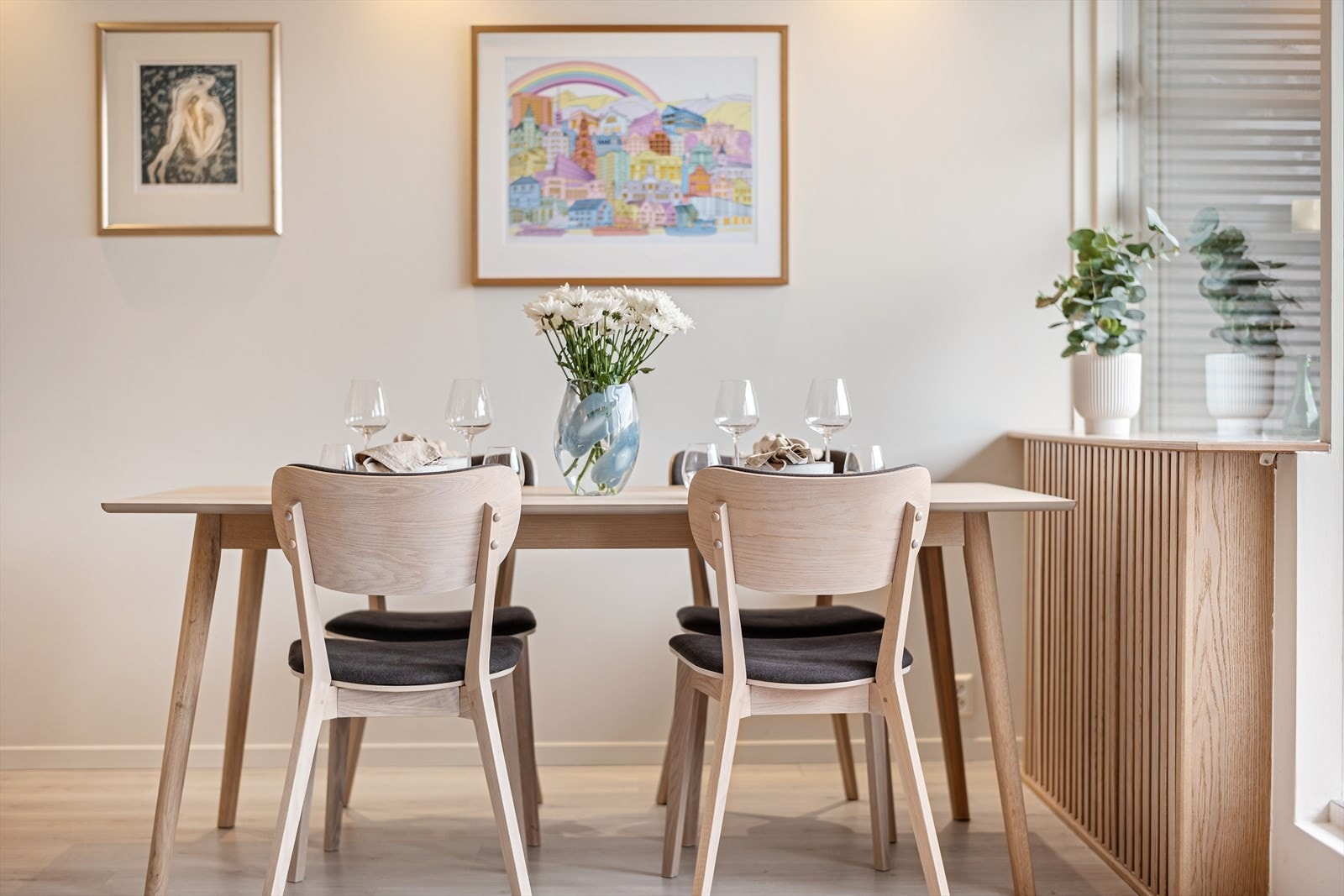 Stuen har flere vegger som åpner for smart møblering, perfekt for deg som liker å variere uttrykket. Galleribilde