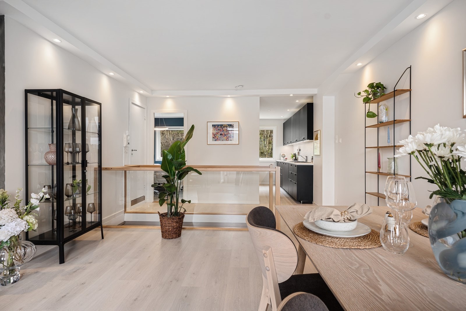Den innvendige trappen er smakfullt innrammet med glass, som gir et elegant uttrykk. Galleribilde