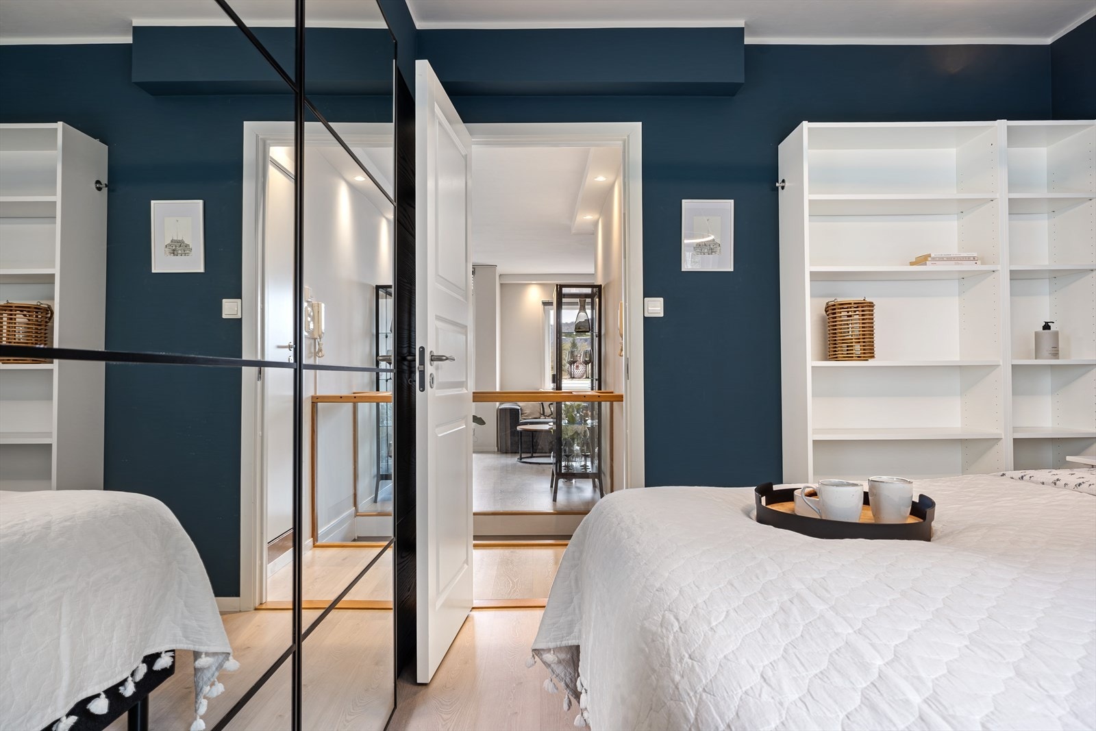God plass til stor dobbeltseng, nattbord, kommode og garderobeskap. Galleribilde