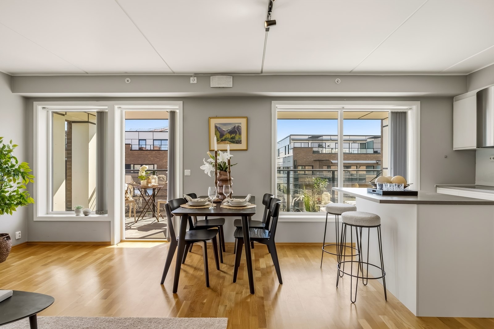 Hyggelig spiseplass i tilknytning til kjøkkenet, med en åpen og sosial løsning. Galleribilde