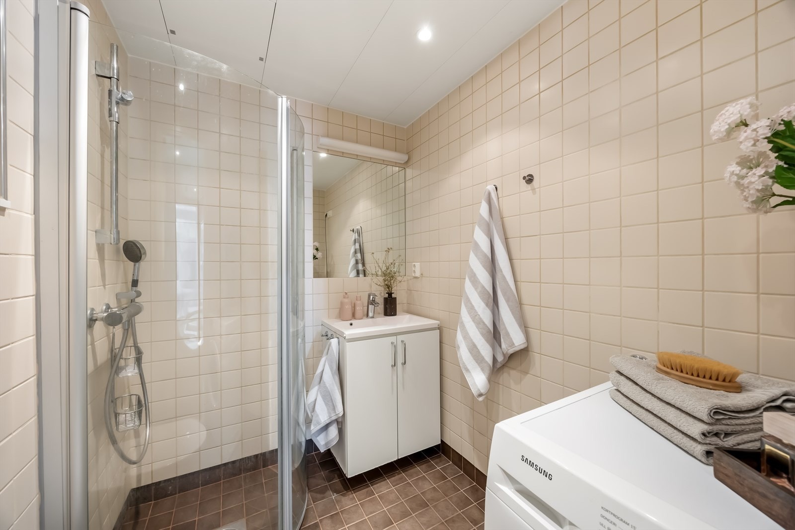 Mørke gulvfliser og lyse veggfliser gir badet et klassisk preg. Galleribilde