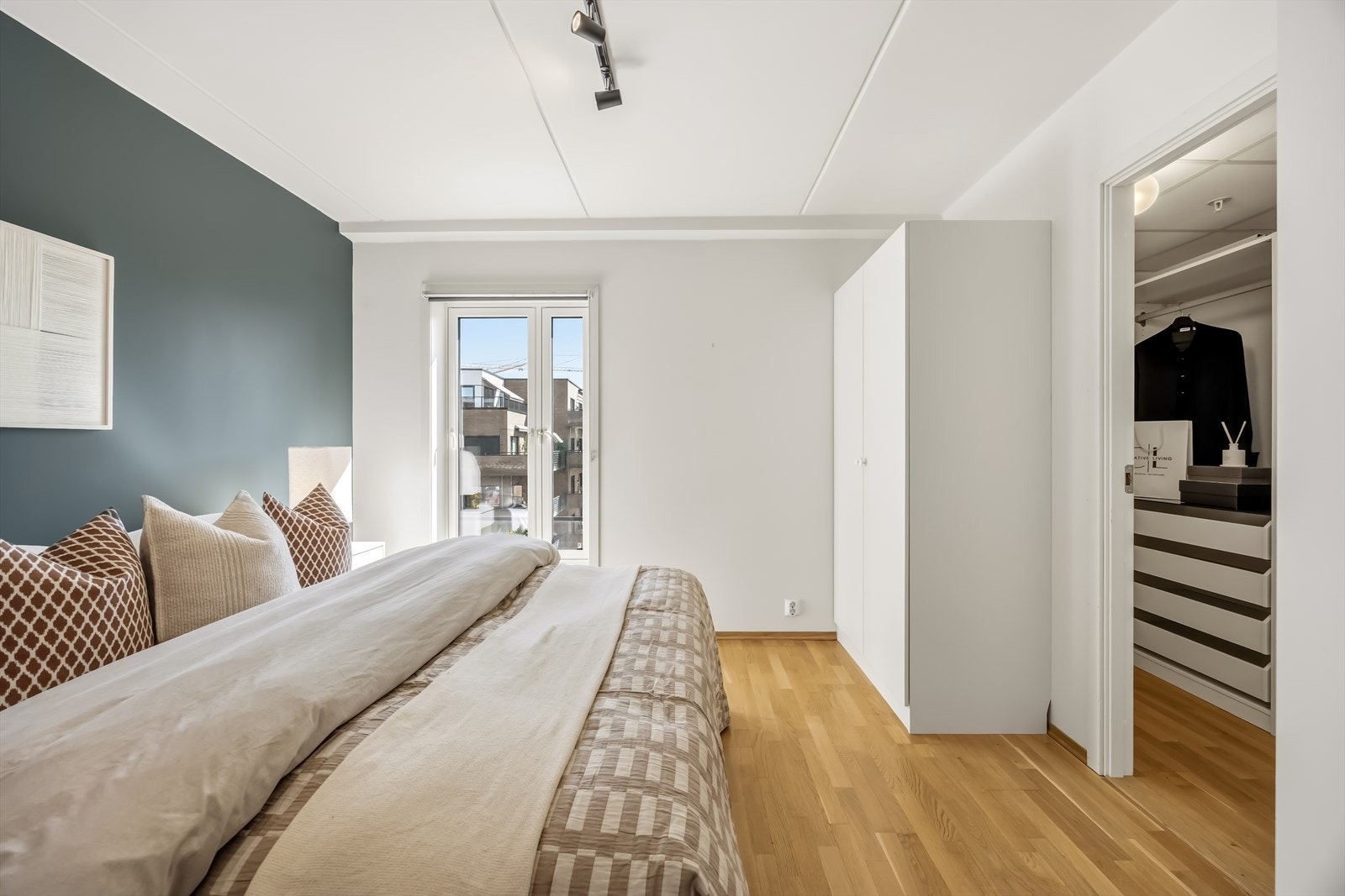 Rikelig oppbevaring og egen walk-in-garderobe. Galleribilde