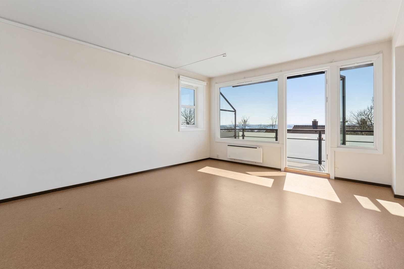Fra stuen er det utgang til balkongen. Galleribilde