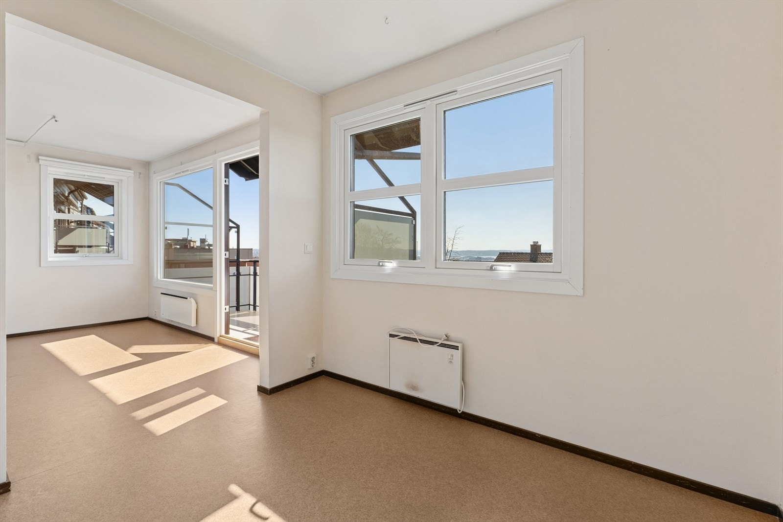 De store vindusflatene slipper inn rikelig med naturlig lys til stue/kjøkken. God plass til spisebord på kjøkkenet. Galleribilde