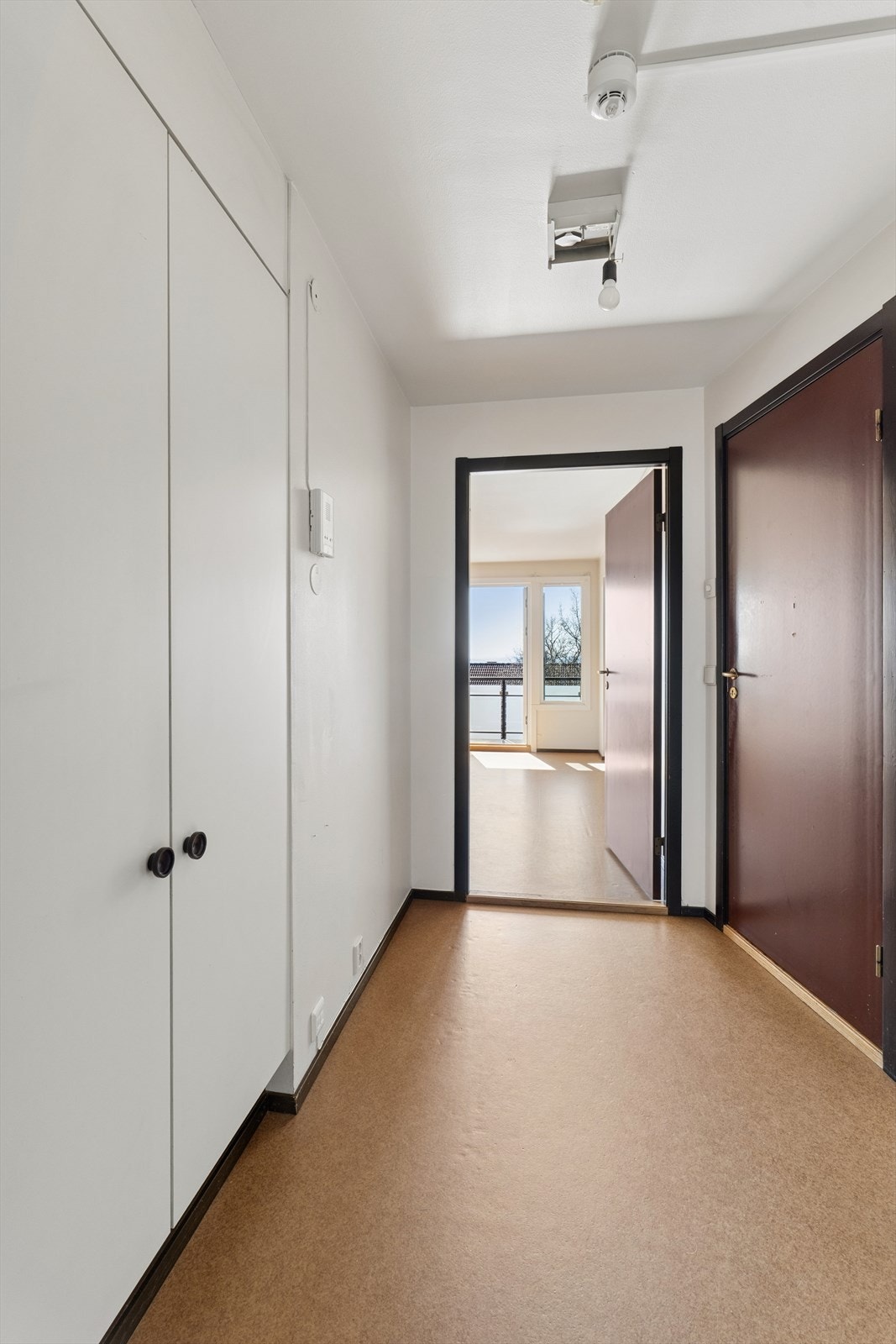 Lys og innbydende entré med mulighet til å legge fra seg sko og yttertøy i garderobeskap. Galleribilde