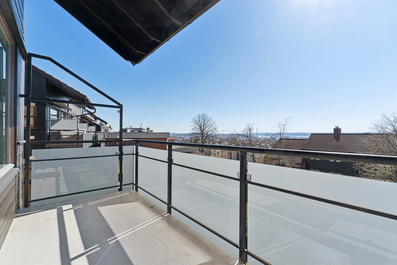 Sydvendt balkong på 6m² med plass til diverse utemøblement. Flott utsyn mor Oslofjorden og Oslo by! Galleribilde