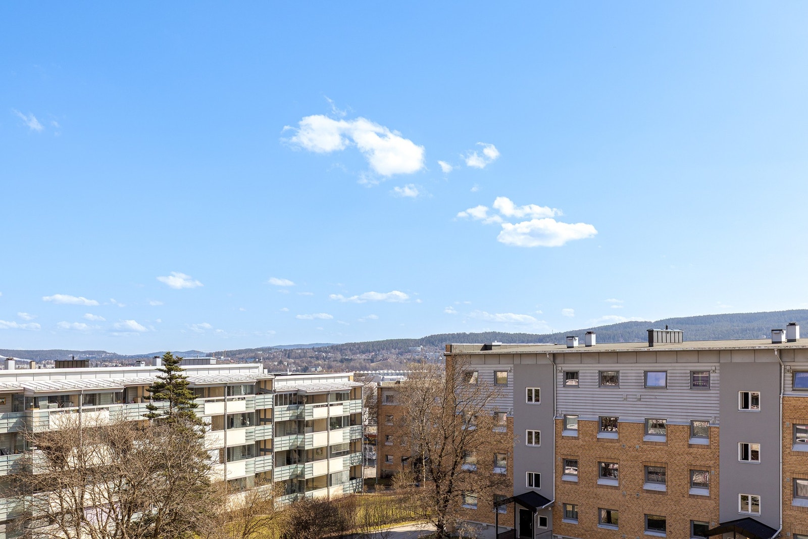 Fra balkongen vender leiligheten mor rolig og familievennlig bomiljø med gode kvaliteter Galleribilde