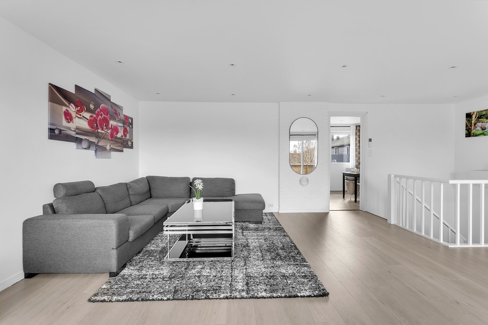 Stue | Det er pipe i stuen, klart for å koble på peis-ovn om ønskelig | Det er varmepumpe i trappen, så nåværende eier har valgt å ikke ha peis. Galleribilde