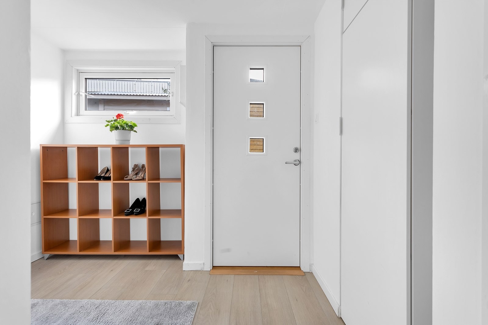 Velkommen inn | Romslig og fin gang, med god plass til yttertøy og sko. Galleribilde
