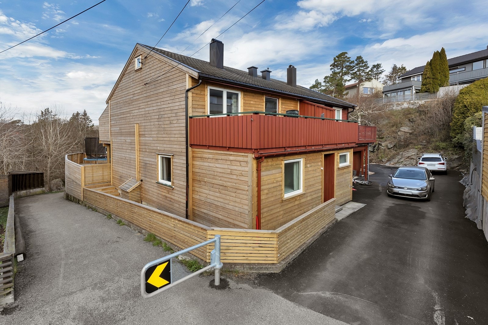 Velkommen til Jolleveien 45A | Presenteres v/eiendomsmegler Kjell-Arne Arnesen | Fotograf: Stein Olsen Boligen fikk ny kledning og terrasse i 2025. Galleribilde