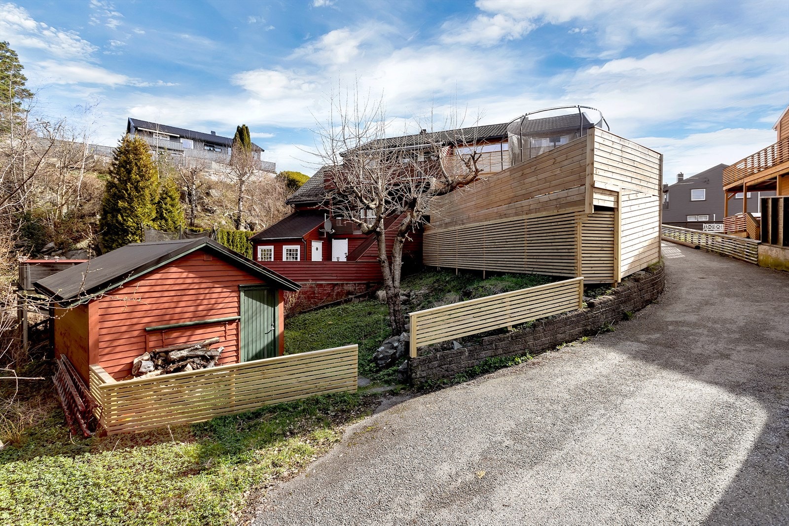Romslig tomt, med ekstra hage samt frittstående utebod bak boligen. Galleribilde