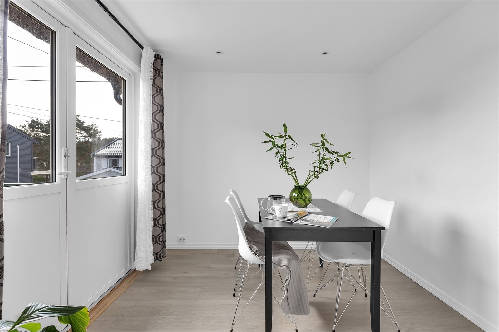 Spisestue ifm kjøkkenet | Downlights i himling. Galleribilde