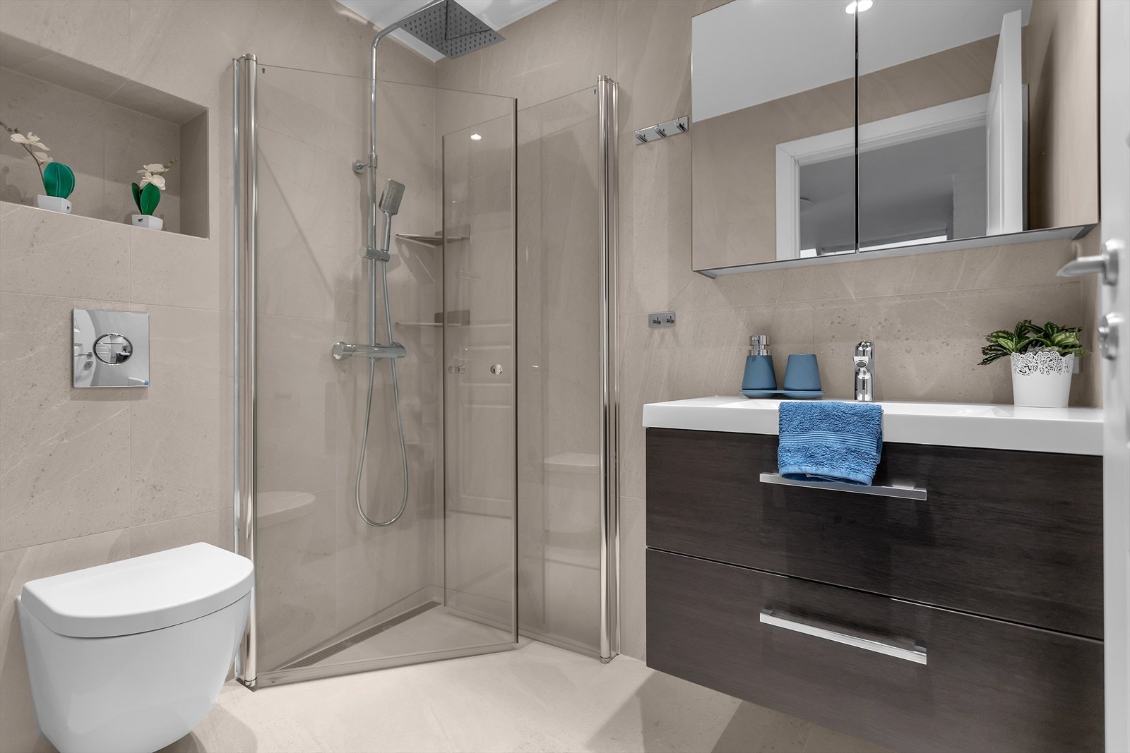 Bad 1 | Nytt i 2024 | Varme i gulv | Downlights i himling. Galleribilde