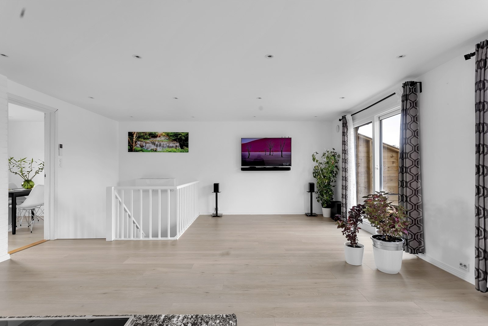 Lys og fin, romslig stue | Downlights i himling. Galleribilde