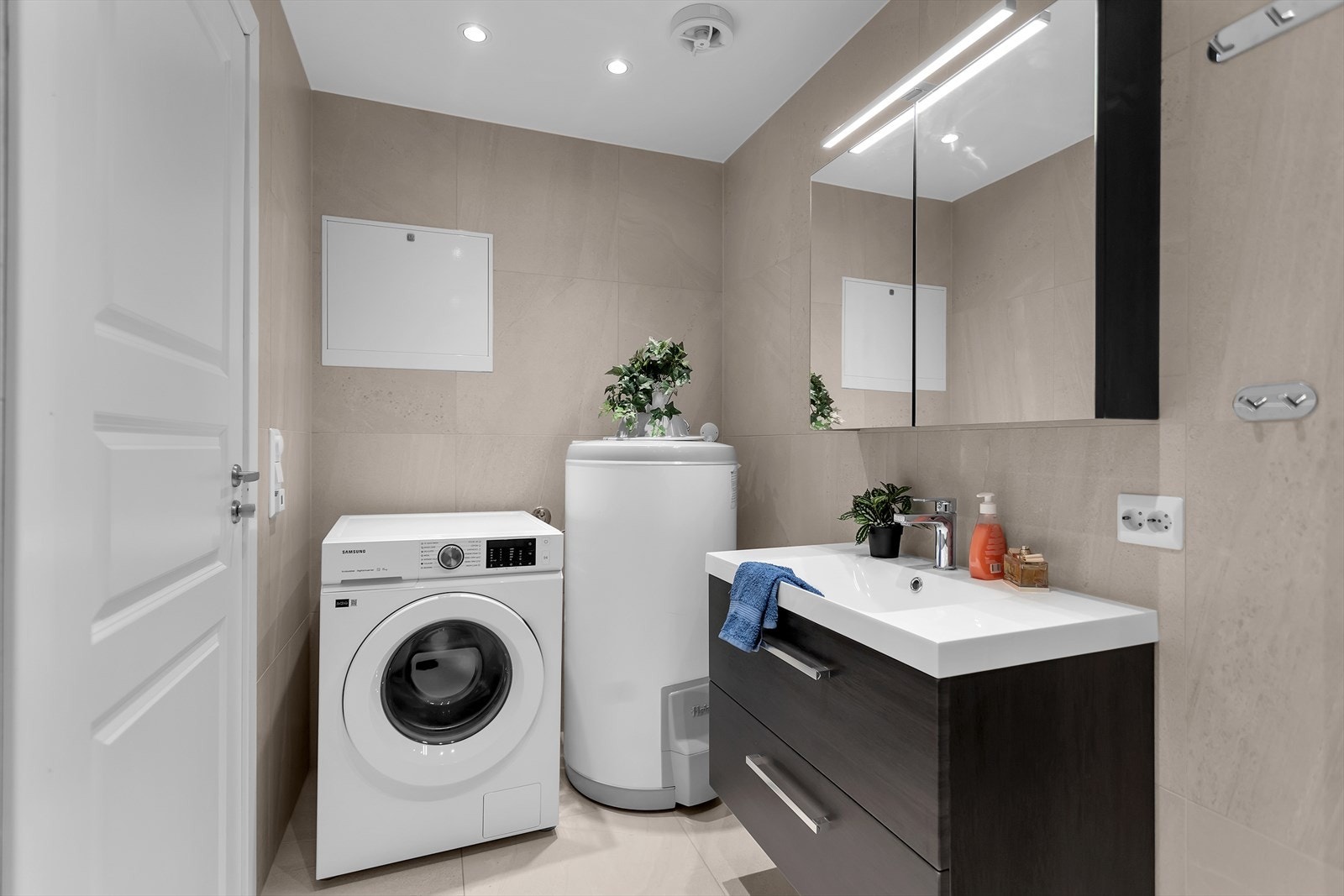 Bad 2 | Nytt i 2024 | Varme i gulv | Opplegg for vaskemaskin | Downlights i himling. Galleribilde