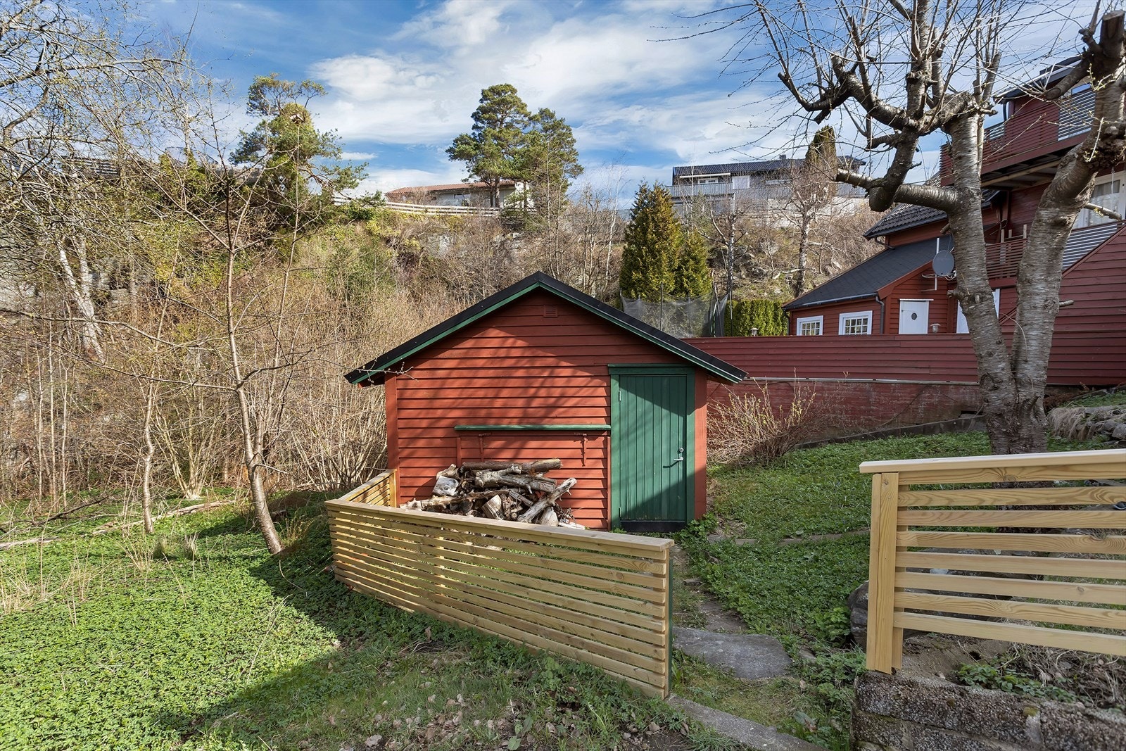 Romslig tomt, med ekstra hage samt frittstående utebod bak boligen. Galleribilde
