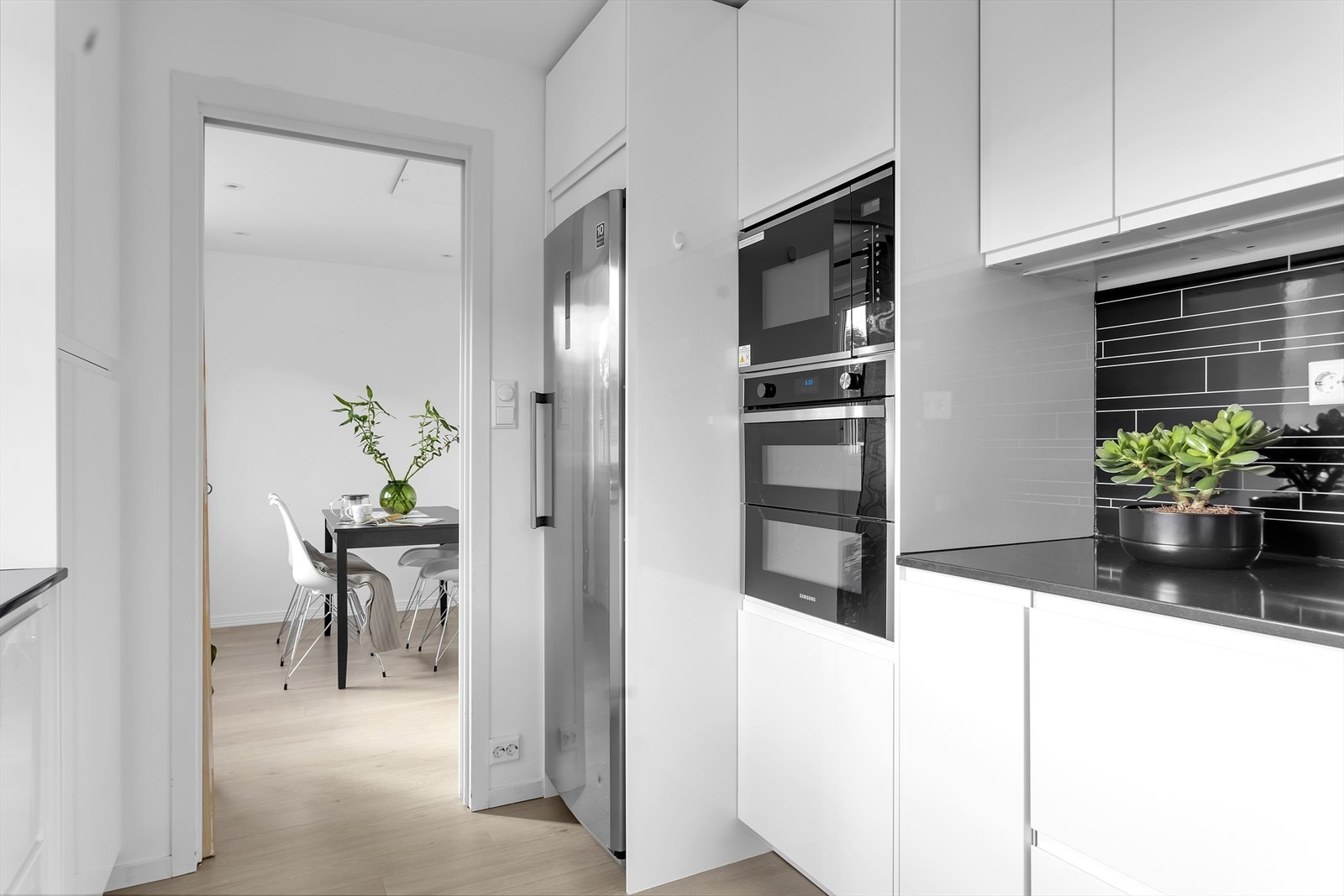 Nyere kjøkken fra 2021 | Integrerte hvitevarer | Rikelig med skap- og benkplass | Downlights i himling. Galleribilde