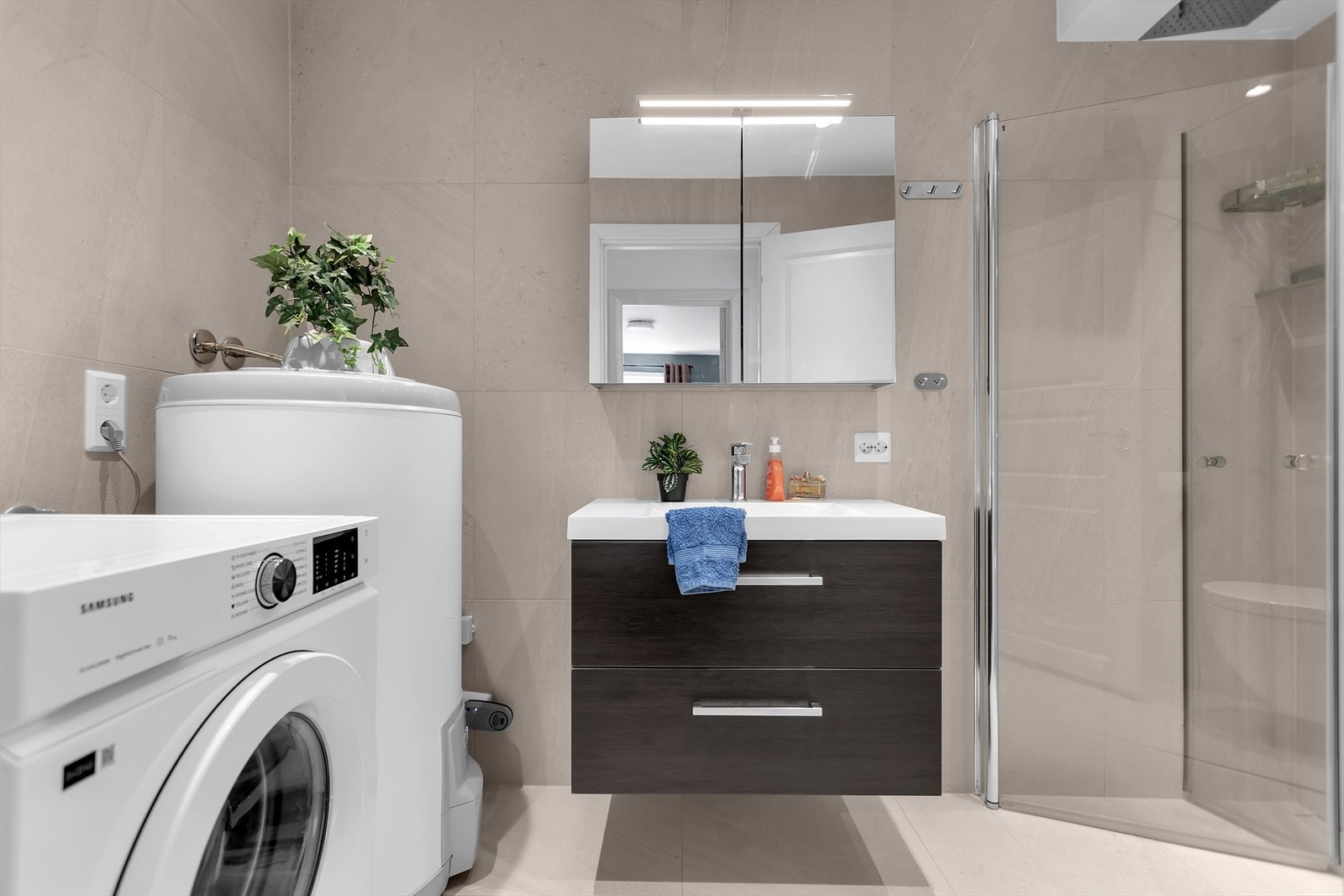 Bad 2 | Nytt i 2024 | Varme i gulv | Opplegg for vaskemaskin | Downlights i himling. Galleribilde